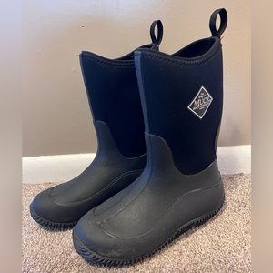 Kids Muck Hale Boots Black size 5